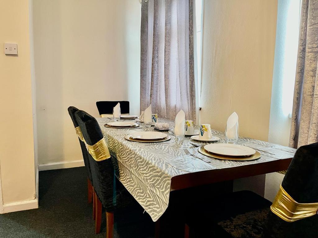 Lovely Holiday Home Near Cardiff City Centre - Madoc Road 3 Bedrooms Sleeps Up To 7 Eksteriør bilde