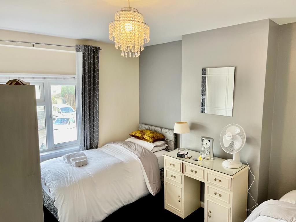 Lovely Holiday Home Near Cardiff City Centre - Madoc Road 3 Bedrooms Sleeps Up To 7 Eksteriør bilde