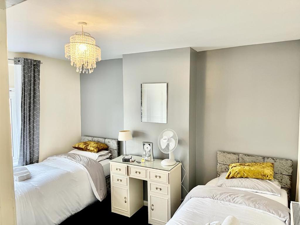 Lovely Holiday Home Near Cardiff City Centre - Madoc Road 3 Bedrooms Sleeps Up To 7 Eksteriør bilde