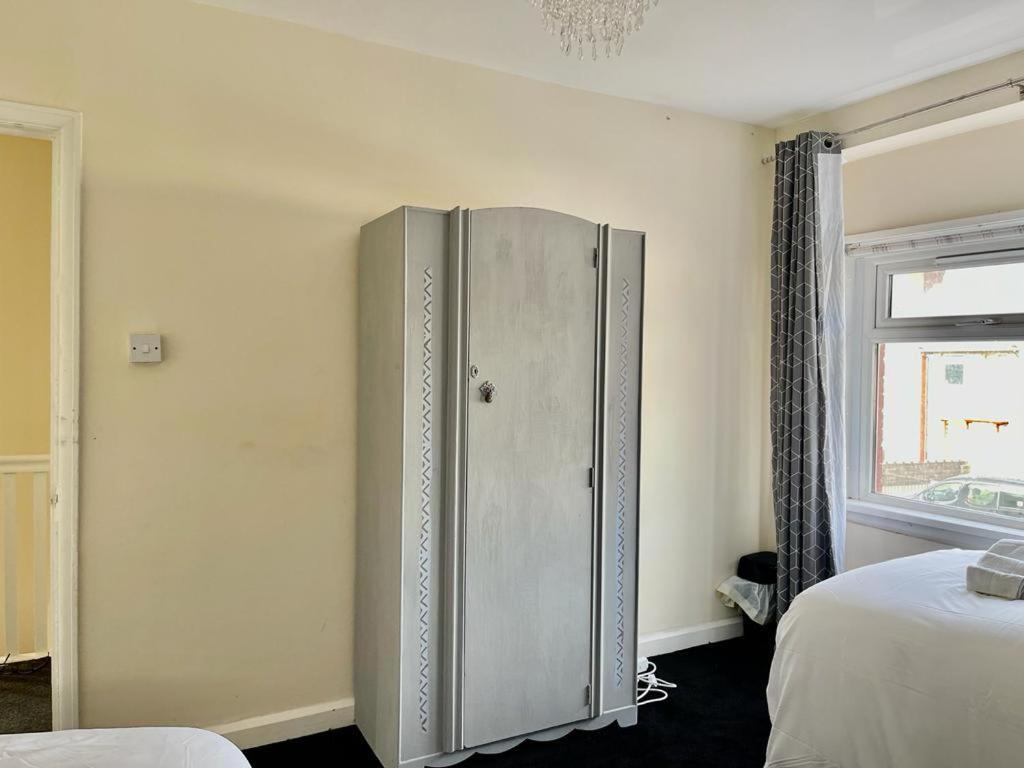 Lovely Holiday Home Near Cardiff City Centre - Madoc Road 3 Bedrooms Sleeps Up To 7 Eksteriør bilde