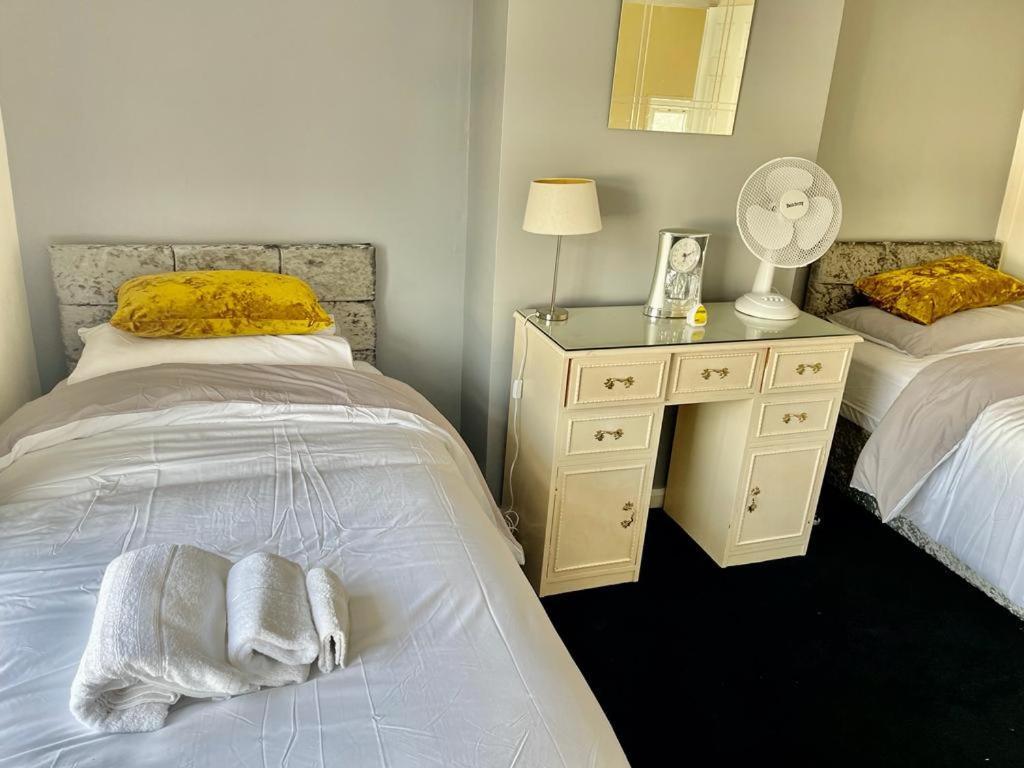 Lovely Holiday Home Near Cardiff City Centre - Madoc Road 3 Bedrooms Sleeps Up To 7 Eksteriør bilde