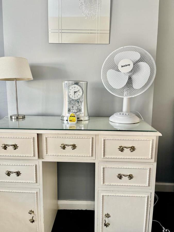 Lovely Holiday Home Near Cardiff City Centre - Madoc Road 3 Bedrooms Sleeps Up To 7 Eksteriør bilde