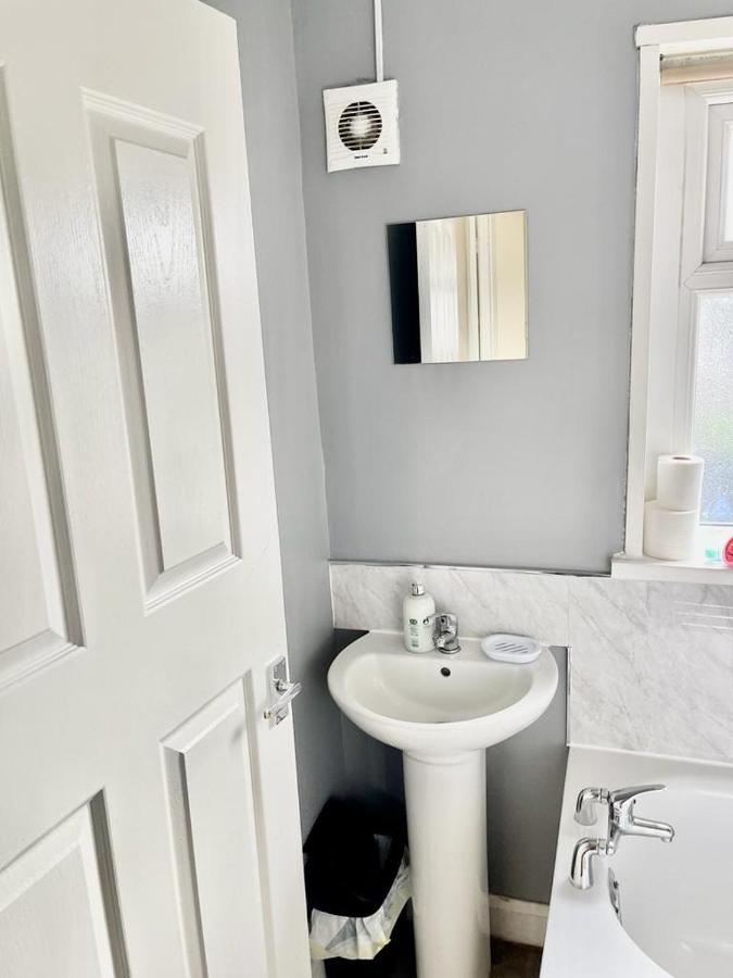 Lovely Holiday Home Near Cardiff City Centre - Madoc Road 3 Bedrooms Sleeps Up To 7 Eksteriør bilde