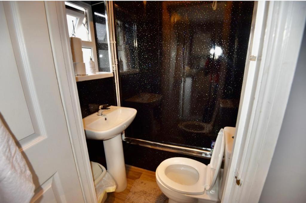 Lovely Holiday Home Near Cardiff City Centre - Madoc Road 3 Bedrooms Sleeps Up To 7 Eksteriør bilde