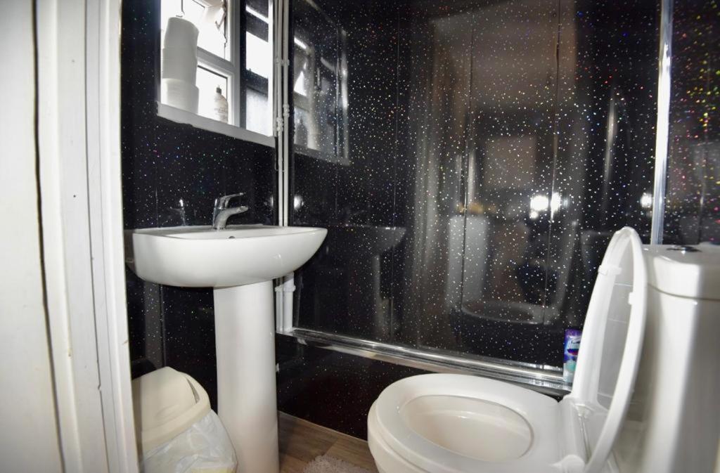 Lovely Holiday Home Near Cardiff City Centre - Madoc Road 3 Bedrooms Sleeps Up To 7 Eksteriør bilde